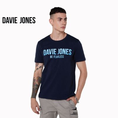DSL001 เสื้อยืดผู้ชาย DAVIE JONES เสื้อยืดพิมพ์ลายโลโก้ สีกรม Graphic Print T-Shirt in navy LG0037MN เสื้อผู้ชายเท่ๆ เสื้อผู้ชายวัยรุ่น
