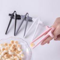 Lazy peoples auxiliary finger chopsticks clip to eat snacks not dirty hands chopsticks finger ring to play games lazy artifact