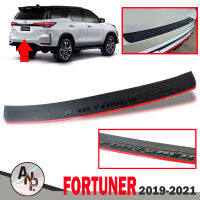 กันรอยท้าย  สำหรับ รุ่น  TOYOTA FORTUNER (โตโยต้า ฟอร์จูนเนอร์) ปี 2019 - 2021 สีดำ โลโก้สีดำ