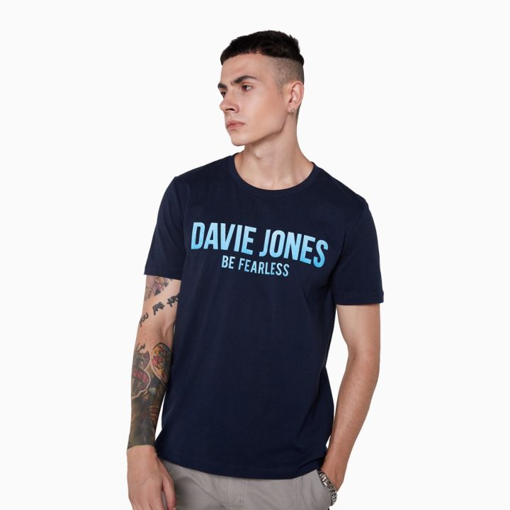 dsl001-เสื้อยืดผู้ชาย-davie-jones-เสื้อยืดพิมพ์ลายโลโก้-สีกรม-graphic-print-t-shirt-in-navy-lg0037mn-เสื้อผู้ชายเท่ๆ-เสื้อผู้ชายวัยรุ่น