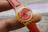 นาฬิกา Vintage มือสองญี่ปุ่น SWATCH SWISS MADE ระบบ QUARTZ UNISEX ทรงกลม กรอบทอง หน้าปัดสีแดง หน้าปัด 26mm สายsiliconeใช้งานได้ปกติ สภาพดี ของแท้ ไม่กันน้ำ