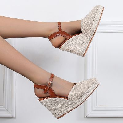 Spot the new high-heeled shoes baotou sandals wedge thick bottom buckles straw rope end