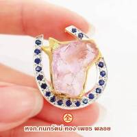 จี้พลอยปีม้า พลอยดิบ Pink Tourmaline และพลอยไพลินจันท์ ตัวเรือนทองคำแท้ 90% มีใบรับประกันจากทางร้าน