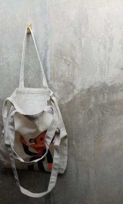 กระเป๋าผ้าใบสีขาว สกรีนรูปลิง กว้าง 33 cm. ลึก 36 cm. สายสะพายไหล่ และสะพายเฉียงปรับระดับได้ กระเป๋าจุของได้เยอะ