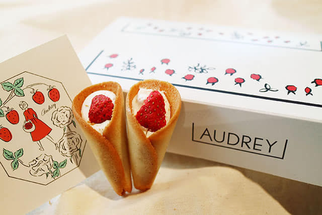 audrey-strawberry-cream-cone-คุ้กกี้รูปโคนสอดไส้ครีมและสตอเบอรี่-รสชาติหวาม-หอม-มีความเปรี้ยวเล็กน้อยจากสตอเบอรี่-1-กล่อง-มี-8-ชิ้น