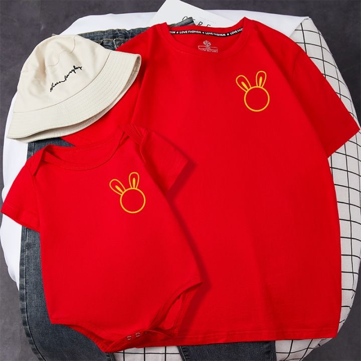 เสื้อยืดผ้าฝ้าย-2023-ชุดครอบครัวปีใหม่2023เสื้อยืดแขนสั้นชุดสีแดงปีนักษัตรหัวกระต่ายสำหรับเทศกาลตรุษจีนเสื้อปีนักษัตรภาพ