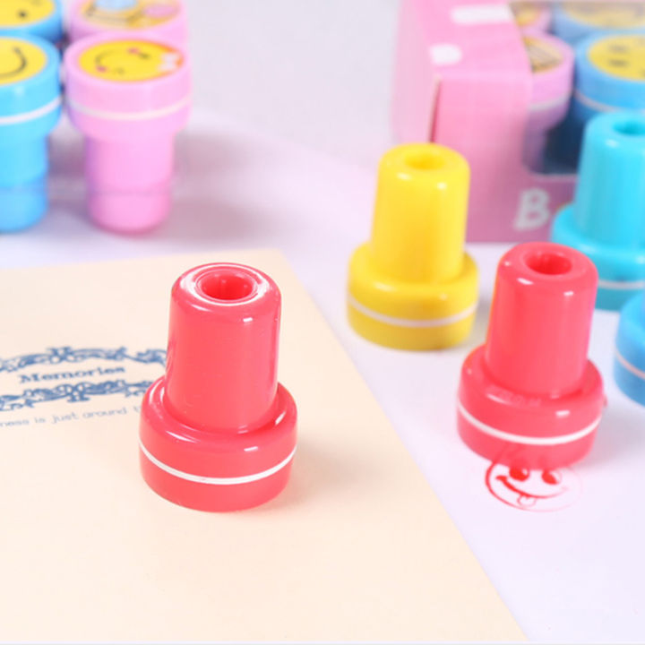 mododo-10pcs-multicolor-แสตมป์ซีลการ์ตูนหน้ายิ้มรอบอุปกรณ์สำนักงานเครื่องช่วยในการสอนของเล่นเด็กอนุบาล