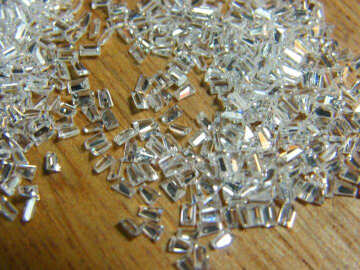 เพชรรัสเซียสีขาว-รูปร่างเรียว-แทปเปอร์brilliant-white-american-diamond-stone-tapper-3x1-80x1mm-white-30-pcs