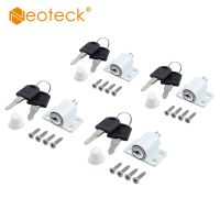 Neoteck ชุดจับประตูลานบ้านเลื่อนได้สีเงินสีขาว4ชิ้นล็อครักษาความปลอดภัยสลักหน้าต่างตัวล็อคประตูสไลด์สกรูเพื่อความปลอดภัยของเด็ก