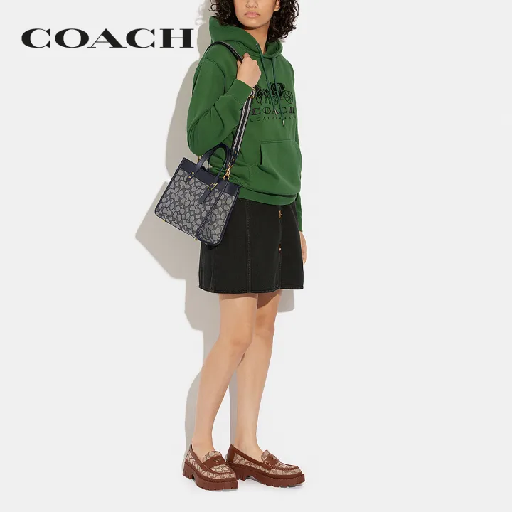 coach-กระเป๋าทรงสี่เหลี่ยมผู้หญิงรุ่น-field-tote-22-in-signature-jacquard-สีฟ้า-cd680-b4rh3