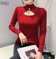 YIMEI เสื้อผู้หญิงสีแดงสไตล์เกาหลี2023ฤดูใบไม้ร่วง/ฤดูหนาวสไตล์ตะวันตกเสื้อครึ่งตัวลูกไม้กลวงครึ่งคอสูงเสื้อซับในแขนยาว