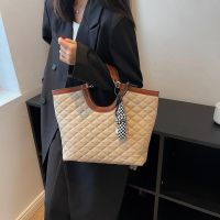 [COD] Korean version of the bag large-capacity 2022 new simple Lingge tote niche texture one-shoulder Messenger