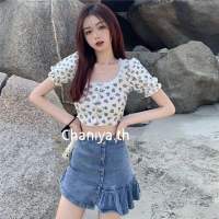 Chaiya.th?พร้อมส่ง?เสื้อผ้าแฟชั่นผู้หญิง เสื้อยืดตัวสั้นลายดอกไม้คอเหลียมแต่งระบายลูกไม้มี2สีแนวสาวเกาหลี?