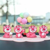 JHKJF หมีสตรอเบอร์รี่ ของเล่นฟิกเกอร์ lotso เรซิน หมีฮักกิน รูปหมีสตรอเบอร์รี่ ของเล่นฟิกเกอร์ การ์ตูนลายการ์ตูน ของตกแต่งรถหมี อุปกรณ์ตกแต่งรถยนต์