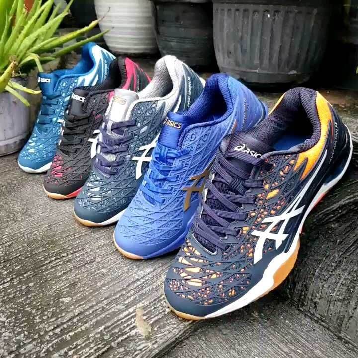 sepatu badminton asic