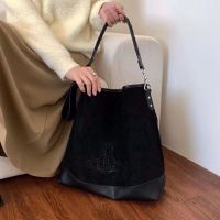 Vivienne Vivienne Westwood Suede Hobo Homeless Bag One-Shoulder กระเป๋าทรงสี่เหลี่ยมมีหูหิ้วสะพายไหล่ความจุขนาดใหญ่ฤดูใบไม้ร่วงและฤดูหนาวใหญ่