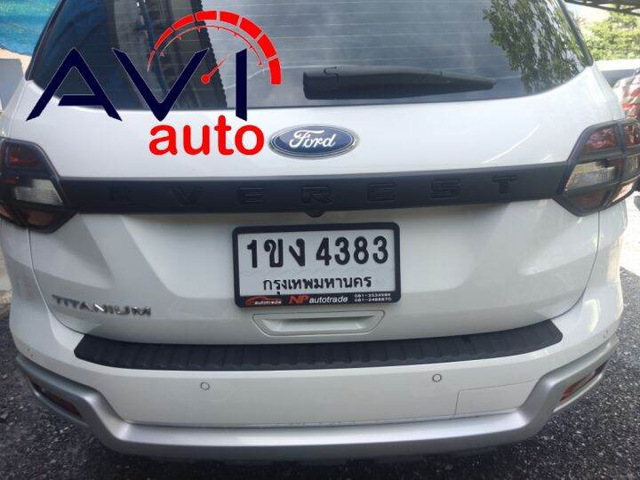 คิ้วฝากระโปรงท้าย-ford-everest-2015-2019-มีตัวอักษร-สีแดง-สีขาว-สีดำ