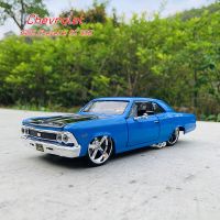 Maisto 1:24 1966 Chevrolet Chevelle SS 396 simulation alloy car model crafts decoration collection toy tools gift