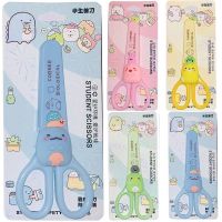 ☊ กรรไกร ลายการ์ตูน San-X SUMIKKO GURASHI สีพาสเทล พร้อมปลอกกรรไกร เครื่องเขียนสำหรับเด็ก สำนักงาน โรงเรียน