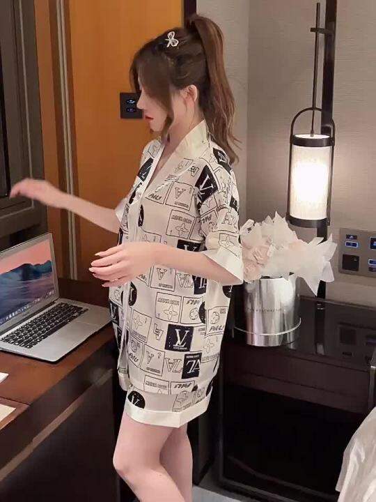 ชุดนอนสไตล์ร้อนสำหรับผู้หญิง Xia Bing ผ้าไหมแขนสั้นใส่สบายชุดใส่ในบ้านสองชิ้นแฟชั่นลายการ์ตูน