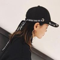 [Hat vendor]หมวกเบสบอลใหม่หมวกเคป็อปสำหรับผู้ชายผู้หญิงพร้อมริบบิ้นยาวสีดำ/สีขาวหมวกผู้ชาย39; S หมวกฮิปป๊อปพังก์