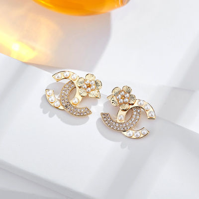 Fashion earrings ต่างหูเงินแท้925 ต่างหูชาแนลฝังเพชรและมุกประดับด้วยดอกไม้ (พร้อมกล่อง)