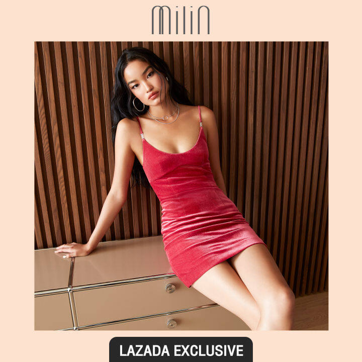 exclusive-milin-glittery-velvet-spaghetti-strap-fitted-mini-dress-เดรสสั้น-สายสปาเกตตี้-ผ้ากลิตเตอร์กำมะหยี่-ประดับโลโก้-m-beverly-dress-สีแดง-สีน้ำตาล-velvet-red-velvet-brown