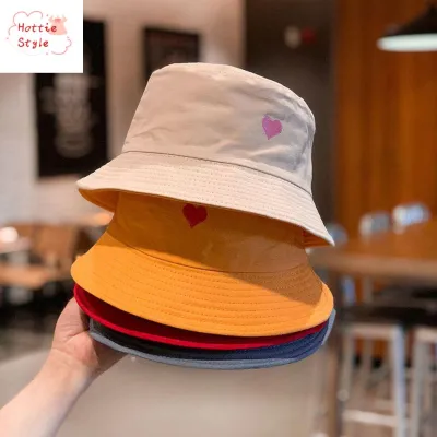DGJKF หมวกบักเก็ต กลางแจ้ง วินเทจ แฟชั่น ญี่ปุ่น Hiphop สองด้าน เรียบหรู หมวกกันแดดผู้หญิง หมวกปักหัวใจ หมวกแก๊ปสไตล์เกาหลี หมวกทรงถัง