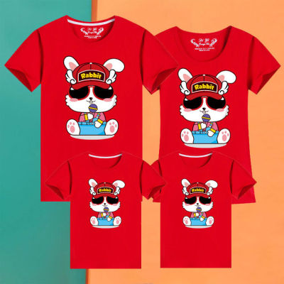 เสื้อยืดผ้าฝ้าย 2023 เสื้อยืดแขนสั้น 2023 CNY กระต่ายสวัสดีปีใหม่จีน ชุดพ่อแม่ลูกลายการ์ตูนน่ารักรูปครอบครัวเสื้อคอกลมคอกลมสีแดง