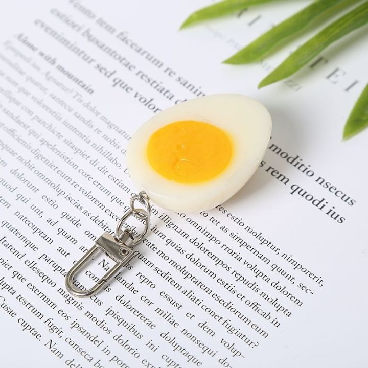 พวงกุญแจไข่ต้มครึ่งชิ้นจี้อาหารจำลองความสนุกสนานตลกกุญแจรถนักเรียนกระเป๋าของขวัญเล็กๆน้อยๆ