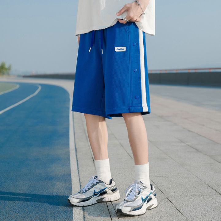 กางเกงชายหาดลำลองสไตล์ฮ่องกงกางเกงขาสั้นขาตรงกระดุมด้านข้างผู้ชาย-2023-กางเกงกีฬาห้าส่วนทรงหลวมอินเทรนด์สำหรับฤดูร้อน