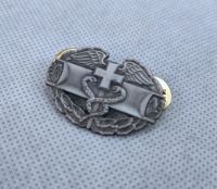 tomwang2012. U.S. ARMY 1ST AWARD COMBAT MEDICAL Insignia Metal BADGE PIN GRAY