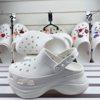 Crocs Crocs รองเท้าแพลตฟอร์มลําลอง ส้นหนา แต่งรูกลวง ลายปลาวาฬ สําหรับผู้หญิง 206302 9143