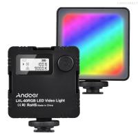 Andoer LVL-60RGB แฟลชวิดีโอ LED สองสีขนาดเล็ก2500K-9000K แบตเตอรี่แบบชาร์จไฟได้ในตัวที่สามารถหรี่แสงได้พร้อมหน้าจอ LCD ความเย็น3ตัวประกับติดไฟเติม Vlog สำหรับกล้อง DSLR