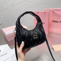 Miu MiuWander ของแท้,กระเป๋าสมาร์ทย้อนยุคพร้อม Bag20อันเดอร์อาร์มแบบเรียบง่าย * 17ซม.