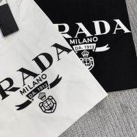 เสื้อเชิ้ตคุณภาพระดับเคาน์เตอร์เสื้อยืดหรูหรา PRADA ของแท้สำหรับผู้ชายและผู้หญิงแขนสั้นเหมือนกันฤดูร้อนดีไซน์ตัวหนังสือแบบเรียบง่ายคุณภาพสูง # PAA66TH