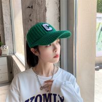 {Hat Shop} หมวกฤดูหนาวหมวกเบสบอลสำหรับผู้หญิง2023แฟชั่นใหม่หมวกถักตัวอักษร C หมวกปีกหมวกสำหรับมัดผมหางม้าเสื้อว่างเปล่าสำหรับฤดูใบไม้ร่วง