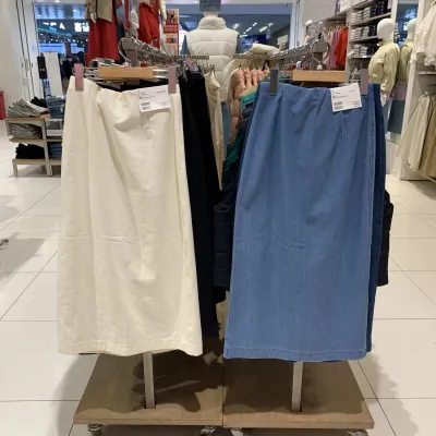 UNIQLO กระโปรงยาวผ้ายีนส์สำหรับผู้หญิง,กระโปรงผ่าลำตัวแคบผ้ายีนส์ยืดหยุ่นห้องลองเสื้อ2023ฤดูใบไม้ผลิใหม่456036