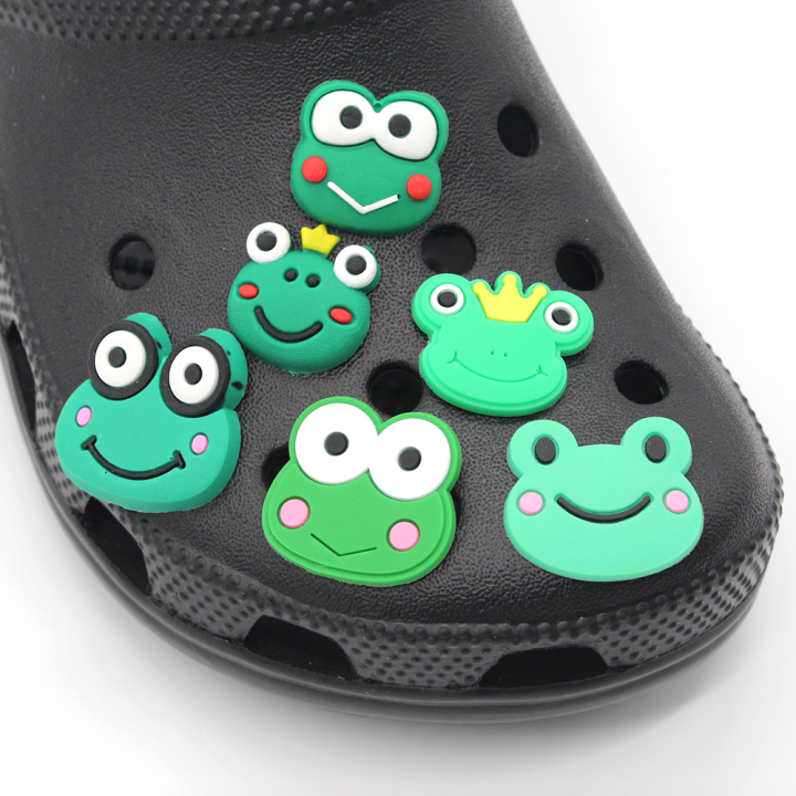 Jibbitz ชุดการ์ตูนน่ารักกบสีเขียวรองเท้าเครื่องรางพีวีซี Crocs Aksesoris Sepatu หัวเข็มขัด