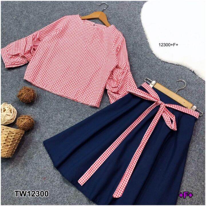 tw12300-set-2-ชิ้น-เสื้อลายสก็อตแขนย่น-กระโปรงสั้นผูกเอว