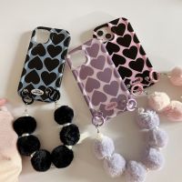 Hot Spades Love Phone Case สำหรับ iPhone14 สร้อยข้อมือ Hair Ball สำหรับ iPhone13 เคสโทรศัพท์ iPhone12 สำหรับ iPhone11 Promax เคสซิลิโคนสีชมพูสำหรับ iPhone11