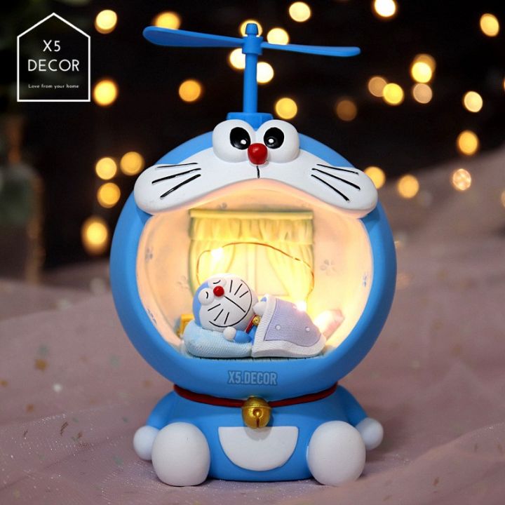 Đèn ngủ Doraemon dễ thương sẽ làm cho phòng ngủ bé yêu của bạn trở nên ấm áp hơn bao giờ hết. Với thiết kế trang nhã và đáng yêu, đèn ngủ trang trí Doraemon sẽ là món quà tặng tuyệt vời cho các bé mỗi khi giấc ngủ đến. Hãy xem ngay ảnh đèn ngủ Doraemon để cảm nhận điều này.