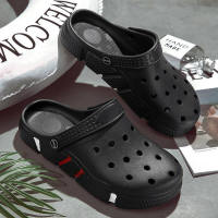 Crocs สำหรับผู้หญิงและผู้ชายรองเท้าแตะบ้านรองเท้าแตะฤดูร้อนที่เรียบง่ายชายหาดรองเท้าแตะบ้านกลางแจ้งรองเท้าคู่ขนาดใหญ่