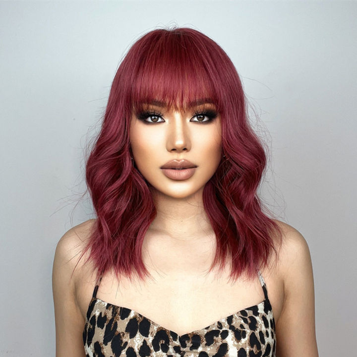 alan-eaton-red-natural-wave-wigs-with-bangs-วิกผมสังเคราะห์ความยาวปานกลางสำหรับผู้หญิงผมทนความร้อนคุณภาพสูง-party-cosplay