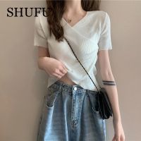 SHUFU 2001 พร้อมสต็อก สไตล์เกาหลี เสื้อชีฟองแขนสั้นสำหรับผู้หญิง ท็อปส์ซูลำลองธรรมดา เสื้อคอวีไม่สม่ำเสมอ ครอปท็อปพลัสไซส์