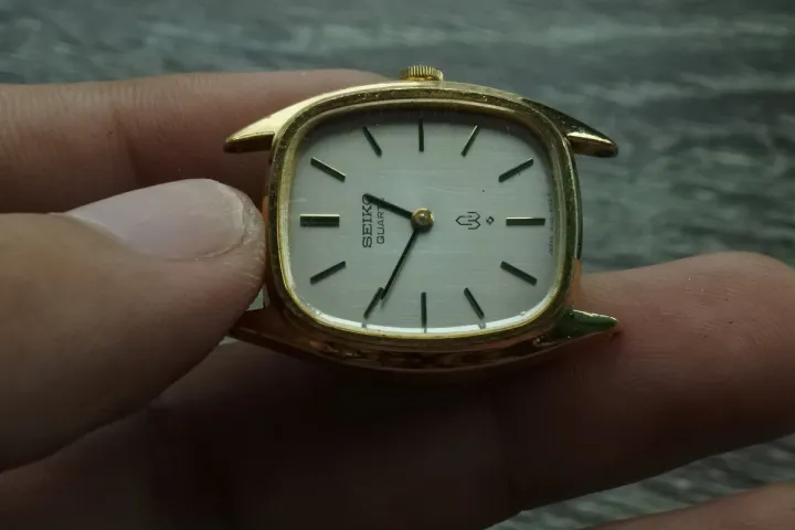 นาฬิกา Vintage มือสองญี่ปุ่น SEIKO 4130 5160 ระบบ Quartz ผู้ชาย ทรง8เหลี่ยม  กรอบทอง หน้าทอง หน้าปัด 25mm เสียต้องซ่อม ขายตามสภาพ 