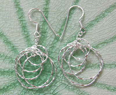 Earrings dangle five circles lined up sterling silver lovely ห่วงกลมห้าห่วงเรียงกันสวยงาม ห้อยตำหูเงินสเตอรลิงซิลเวอรใช้สวยของฝากที่มีคุณค่า ฺชาวต่างชาติชอบมาก