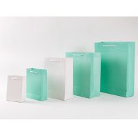 【LZ】♛  Pequena Caixa De Presente De Papel Com Alças Pacote De Artesanato Jóias Decoração De Aniversário Fornecimento De Festa De Evento 3 Cores 30Pcs