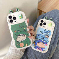 เคสป้องกันเลนส์แบบกดสำหรับ IPhone 11 12 13 14 15 Pro Max ปลอกด้านหลังเครยอนชินจังไดโนเสาร์ลายการ์ตูนน่ารักเคสโทรศัพท์แฟชั่นกันกระแทก