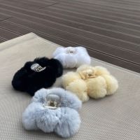 Signature - Fluffy fur claw clip